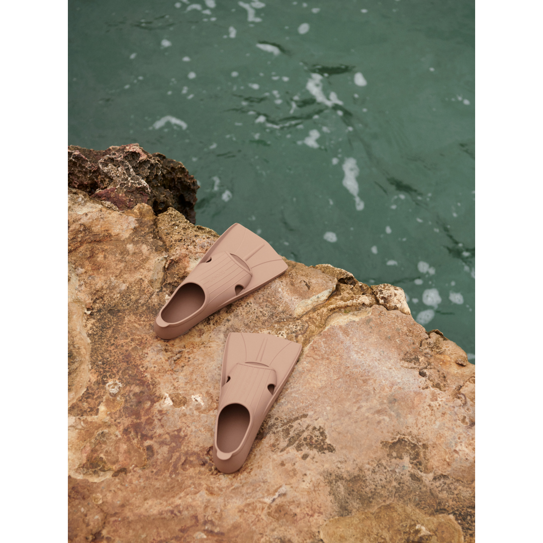 Liewood Zwemvliezen Gustav in Tuscany Rose, small size, gemaakt van siliconen, met reliëfzolen die maritieme figuren achterlaten in het zand
