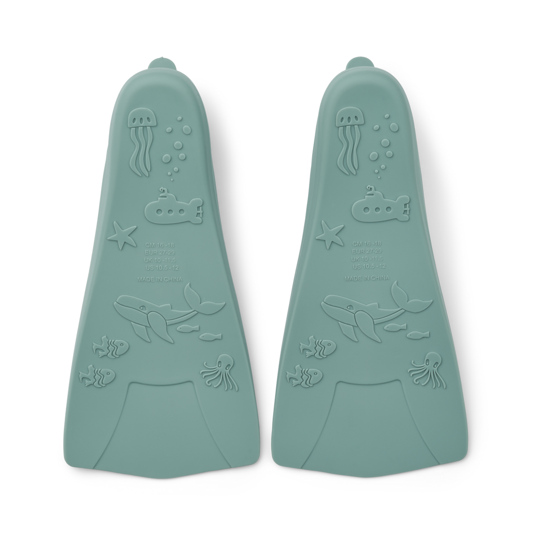 Liewood Zwemvliezen Gustav in Peppermint, small size, gemaakt van siliconen, met reliëfzolen die maritieme figuren achterlaten in het zand