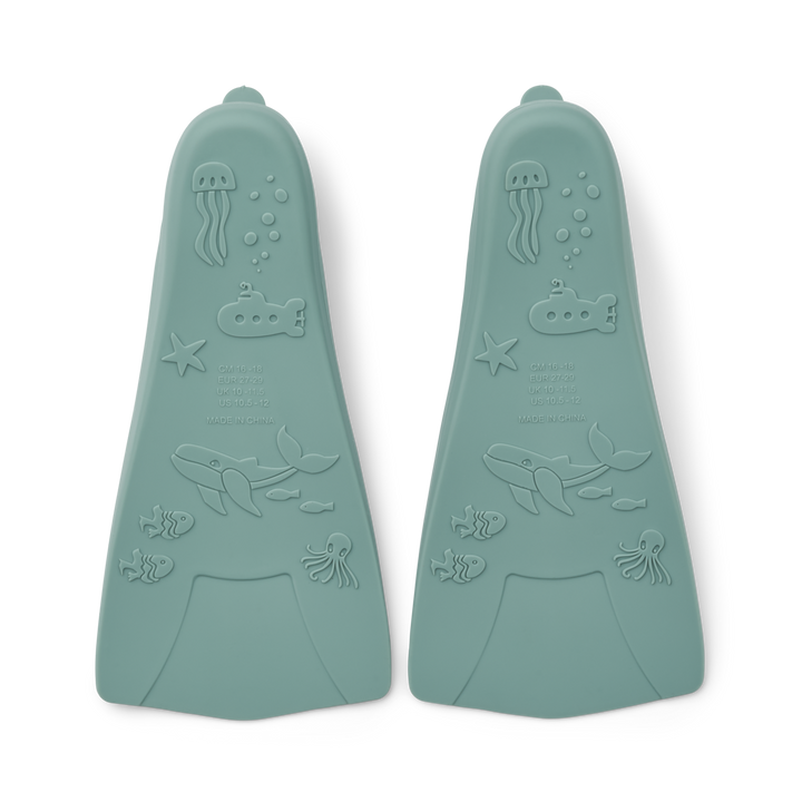 Liewood Zwemvliezen Gustav in Peppermint, small size, gemaakt van siliconen, met reliëfzolen die maritieme figuren achterlaten in het zand