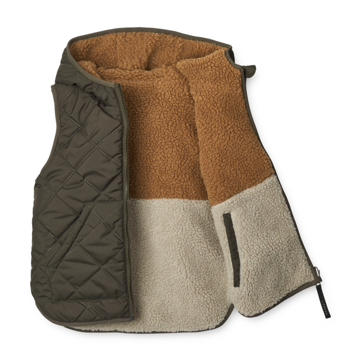 Liewood Diana omkeerbare bodywarmer in Army Brown Mix, gemaakt van gerecycled polyester met rits en zakken aan beide zijden