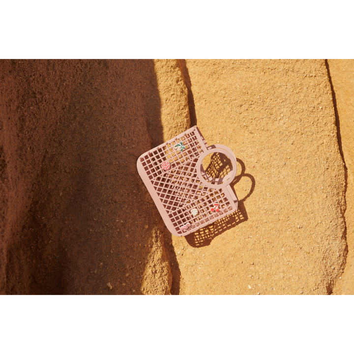 Liewood Samantha mandje in Rose met decoratieve charms, demonteerbaar