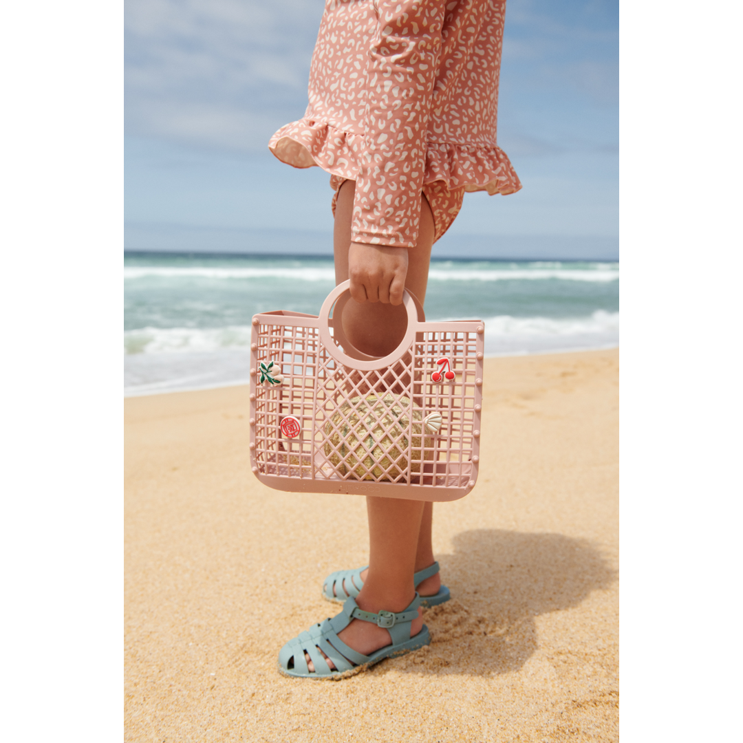 Liewood Samantha mandje in Rose met decoratieve charms, demonteerbaar