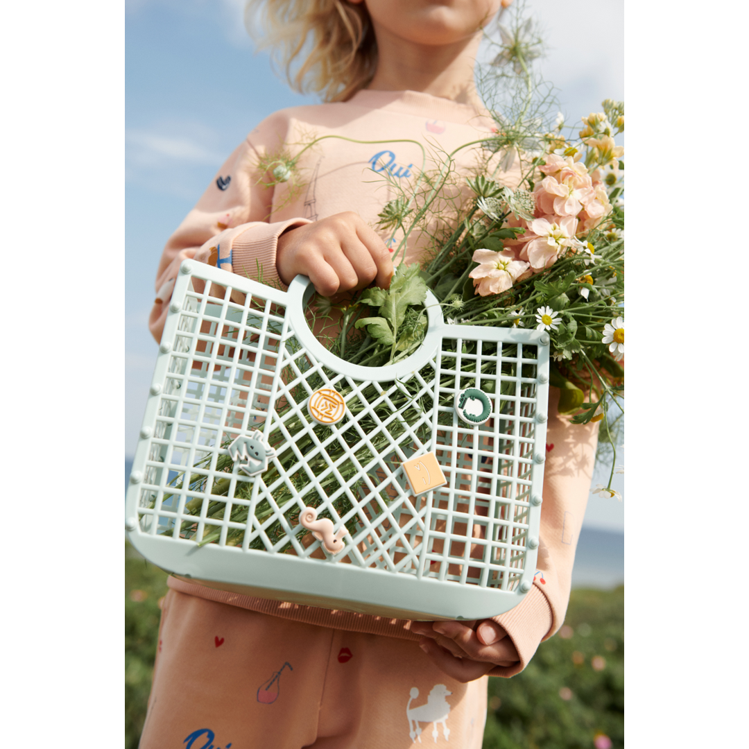 Liewood Samantha mandje in Light Peppermint met decoratieve charms, demonteerbaar