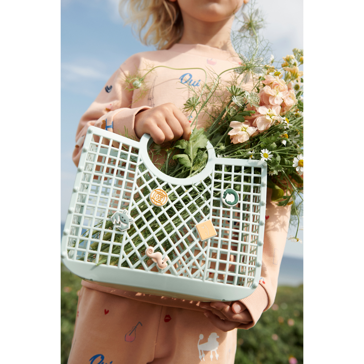 Liewood Samantha mandje in Light Peppermint met decoratieve charms, demonteerbaar