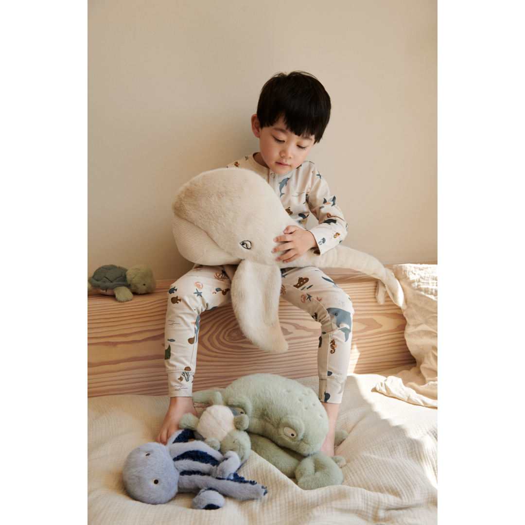 Liewood Berto krabknuffel in Teddy Faune Green van superzacht gerecycled materiaal