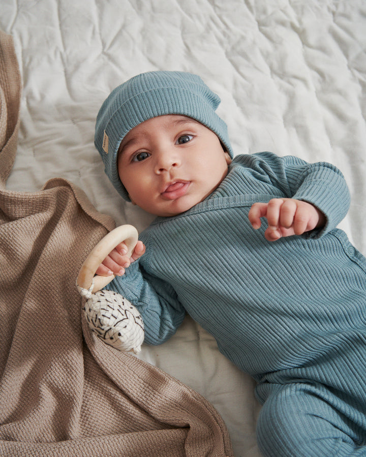 MarMar Copenhagen Pyjama Met Voetjes in Blue Dove - Zachte wikkelbody met drukknopen, lange mouwen, en voetjes