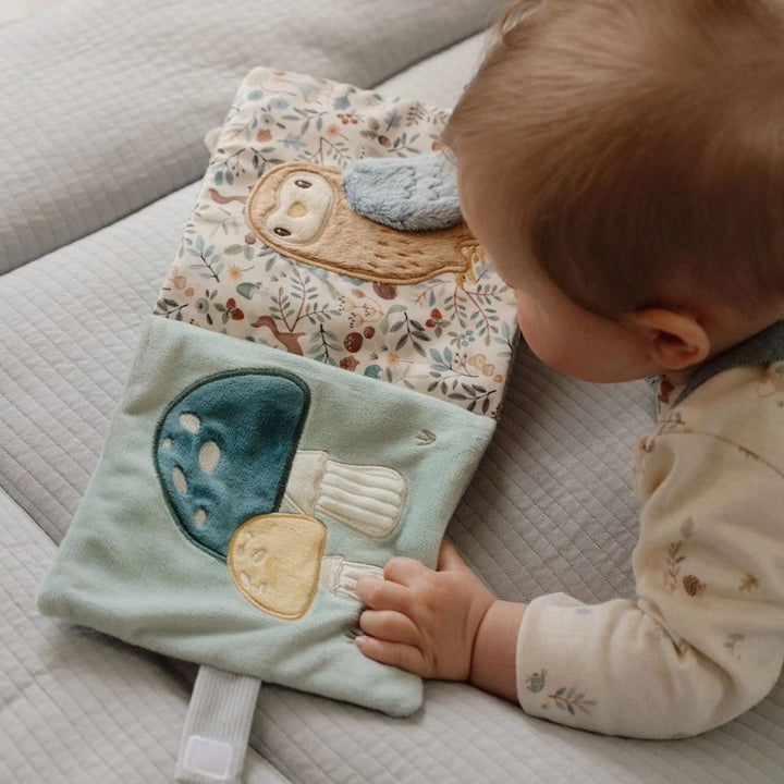 Stoffen activiteitenboekje met bosdieren van Little Dutch in zachte kleuren