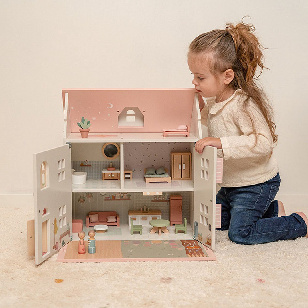 Little Dutch houten poppenhuis in wit met roze dak, compleet met Jim en Rosa pegdolls, open dak en meubels.