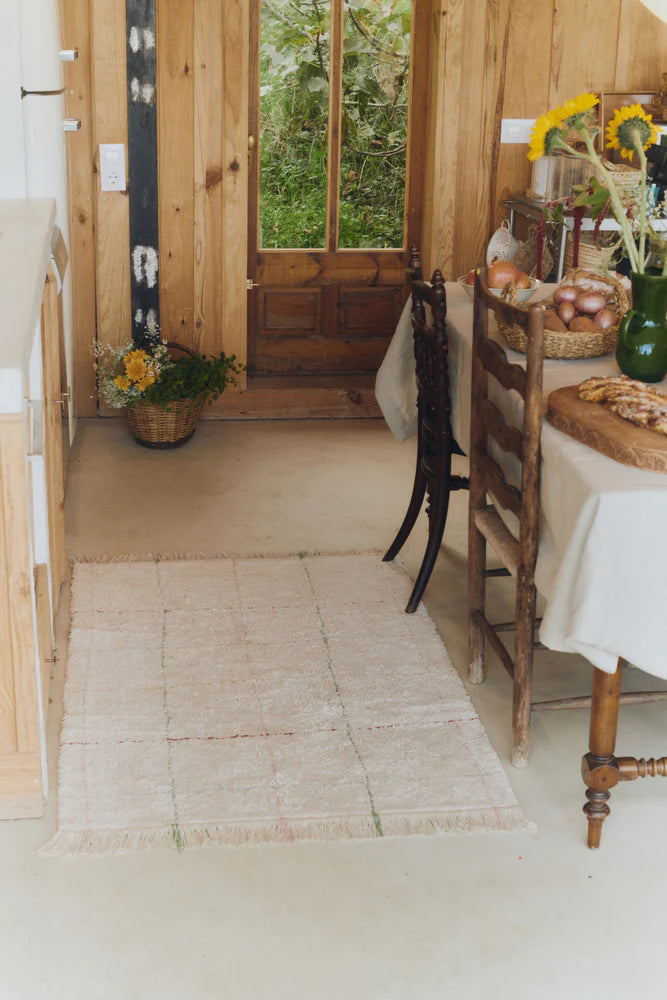 Lorena Canals wasbaar tapijt 90x130 cm in Vintage Nude met strepen en franjes, rustieke stijl