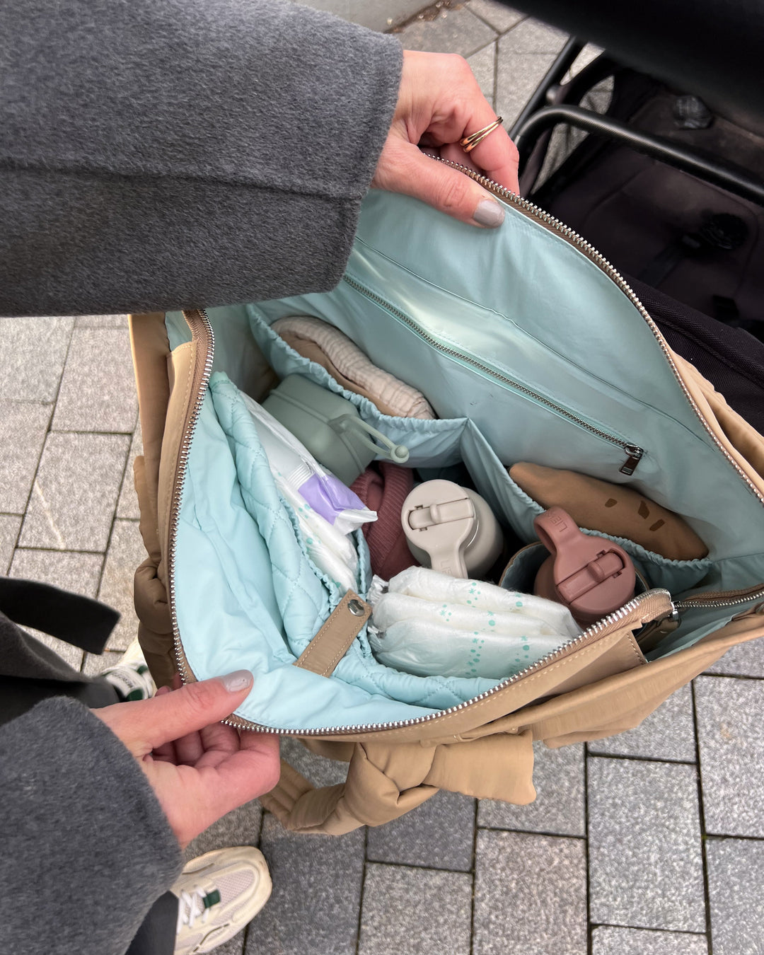 Kaai Mom Bag Zwart, verzorgingstas met afneembare flessenhouder, verschoningsmatje, en waterdicht zakje, gemaakt van duurzaam nylon