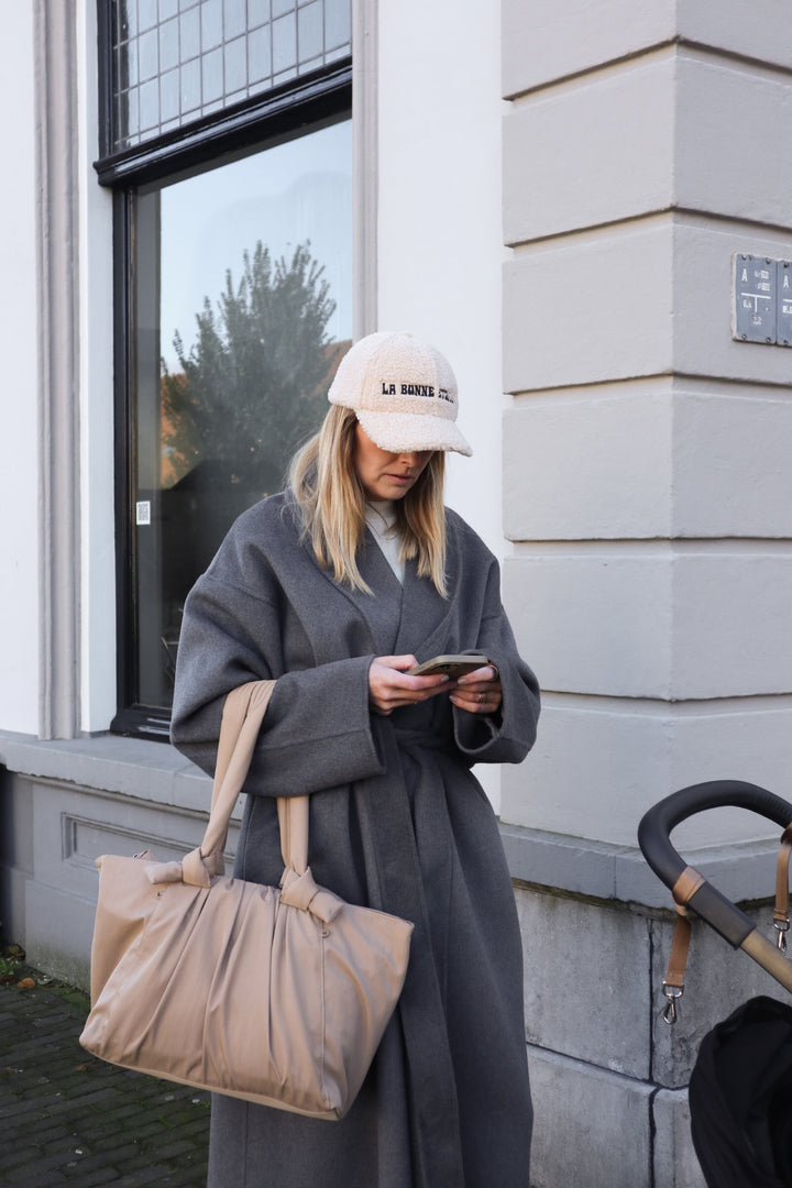 Kaai Mom Bag Zwart, verzorgingstas met afneembare flessenhouder, verschoningsmatje, en waterdicht zakje, gemaakt van duurzaam nylon