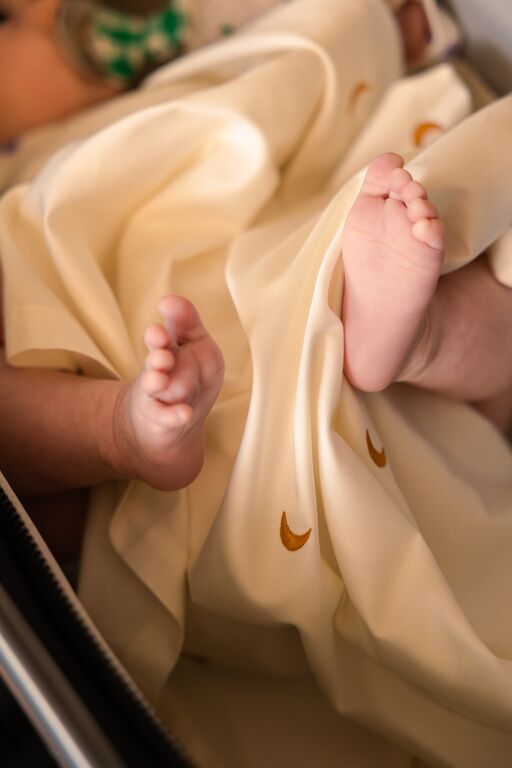 Zijdezacht baby laken van Joolz in Sunset Ivory met borduurwerk van biologisch katoen