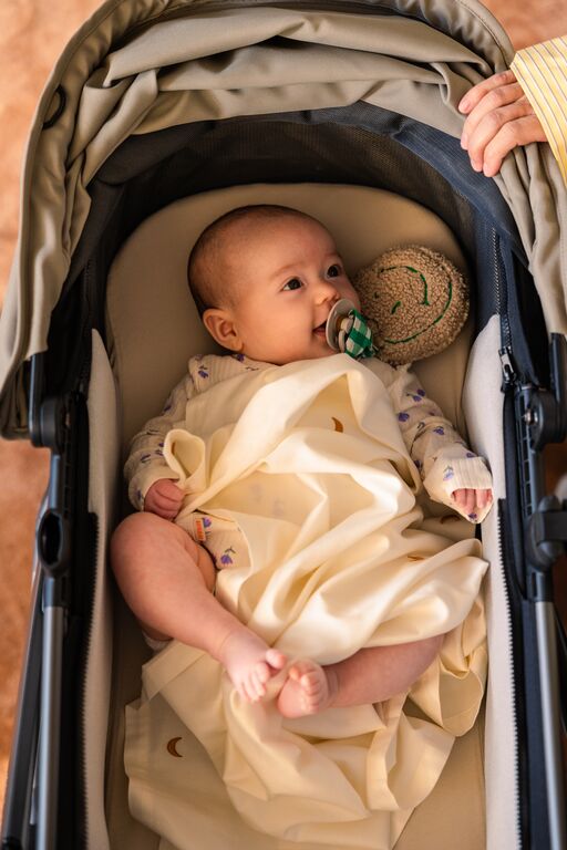 Zijdezacht baby laken van Joolz in Sunset Ivory met borduurwerk van biologisch katoen