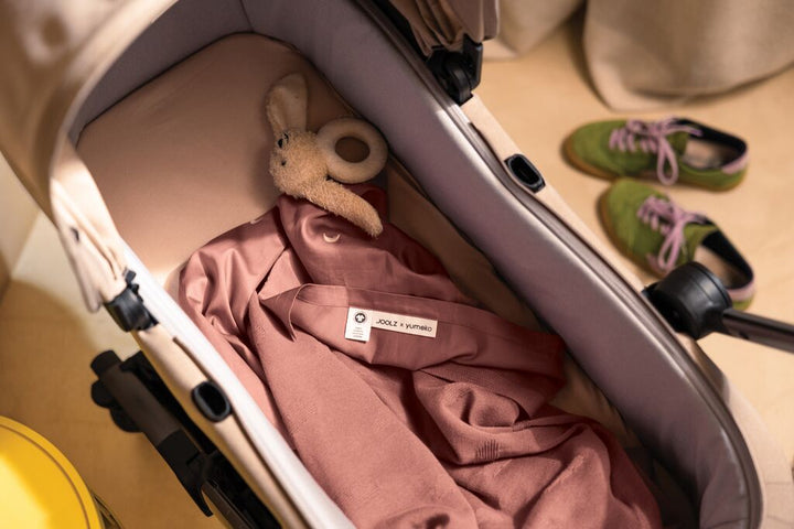 Zijdezacht baby laken van Joolz in Dawn Rose met borduurwerk van biologisch katoen