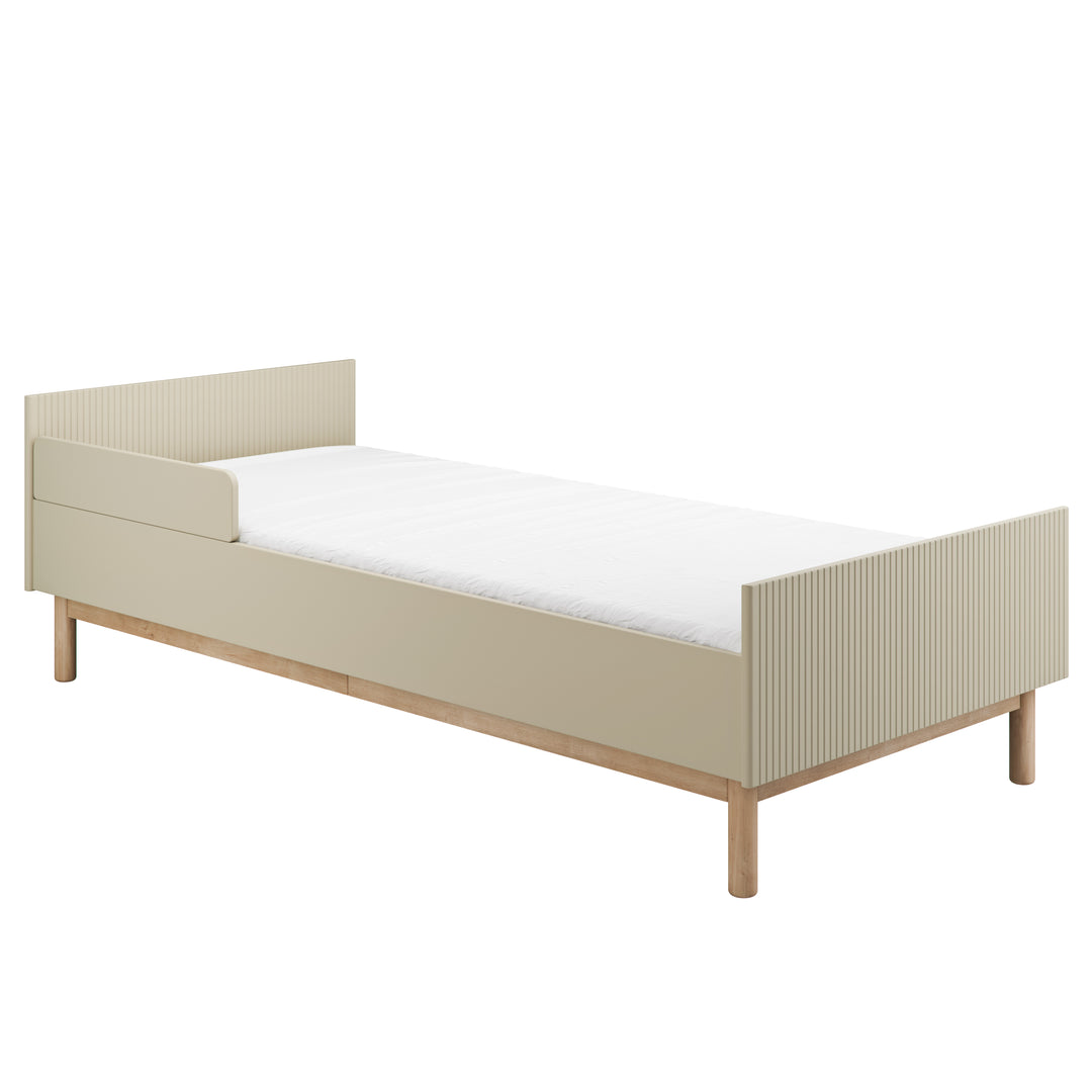 Champagne Pinio Miloo kinderbed 90x200 cm met verstelbare lattenbodem en houten poten