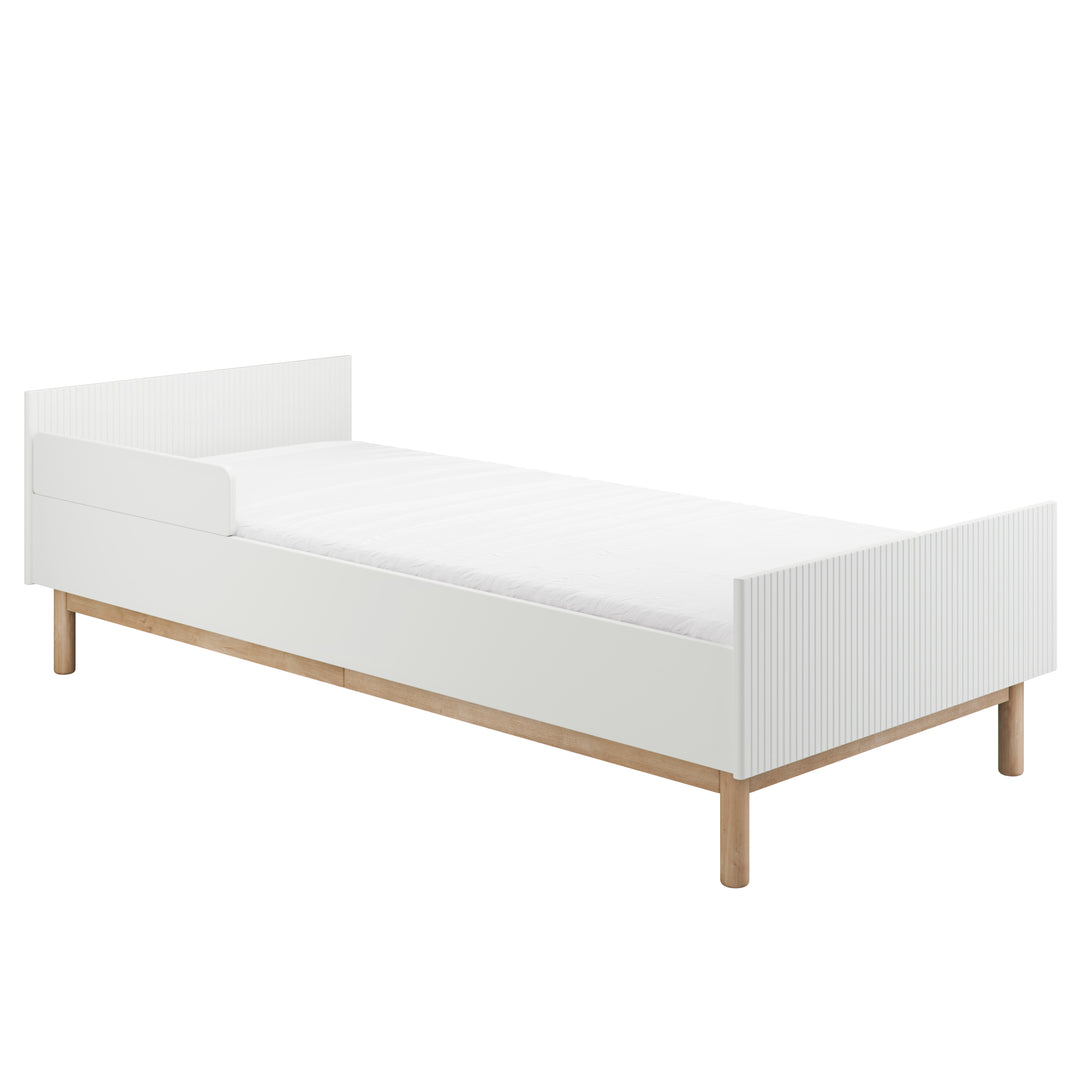 Wit Pinio Miloo kinderbed 90x200 cm met verstelbare lattenbodem en houten poten