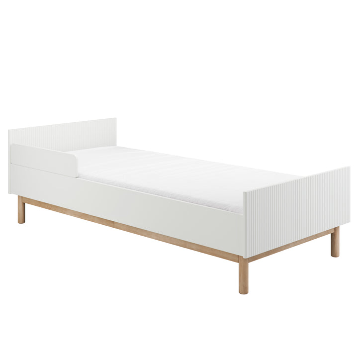 Wit Pinio Miloo kinderbed 90x200 cm met verstelbare lattenbodem en houten poten