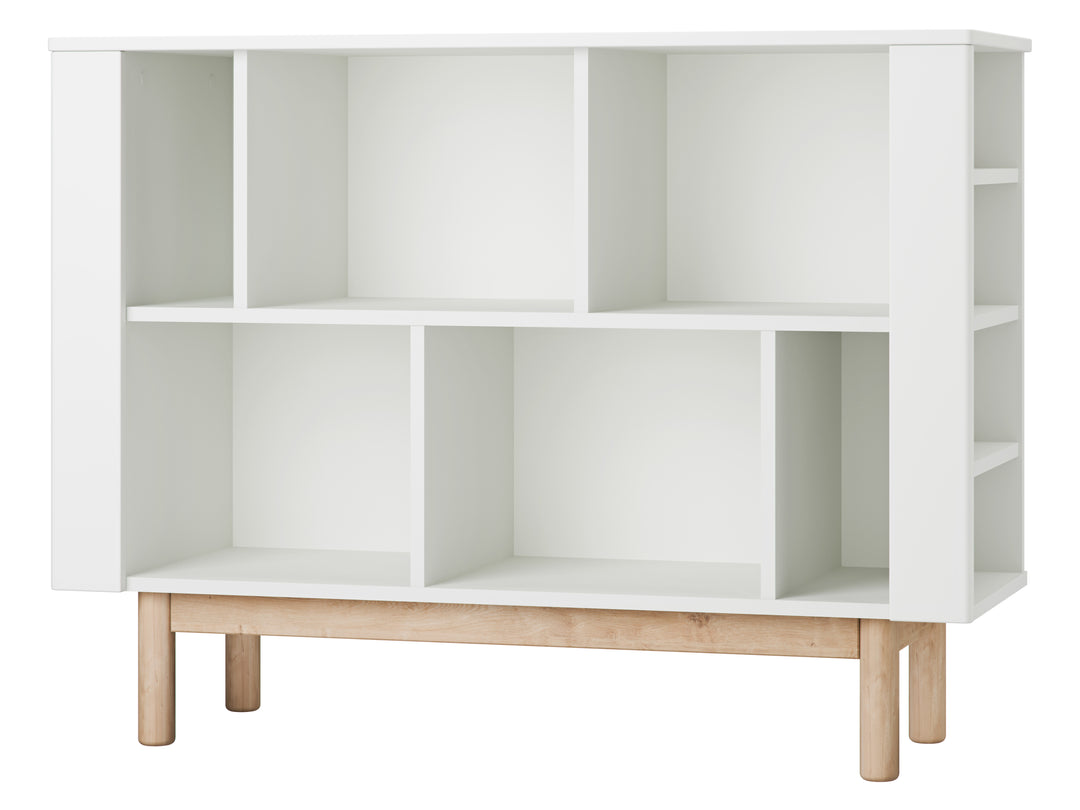 Witte lage Pinio Miloo boekenkast met asymmetrische schappen en houten poten