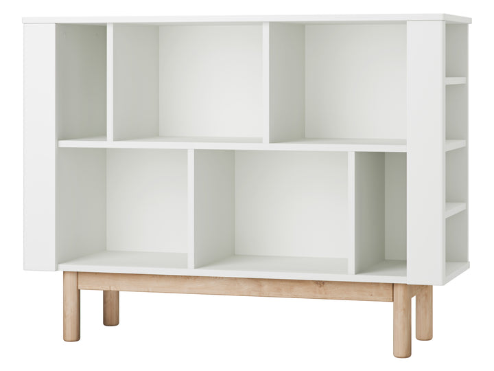 Witte lage Pinio Miloo boekenkast met asymmetrische schappen en houten poten