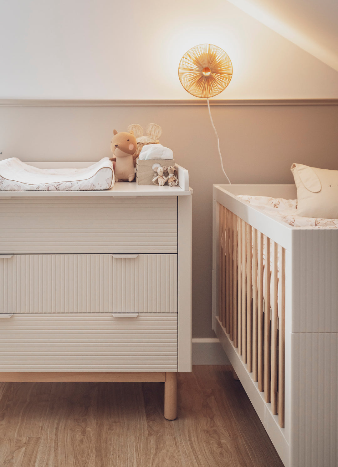 Champagne Pinio Miloo commode met 3 lades en houten poten