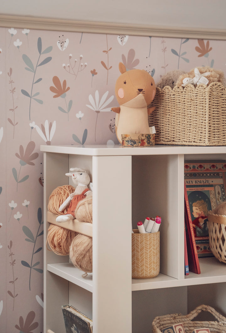 Champagne lage Pinio Miloo boekenkast met asymmetrische schappen en houten poten