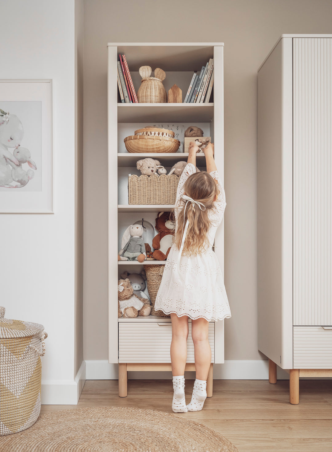 Champagne hoge Pinio Miloo boekenkast met houten poten en geribbelde fronten
