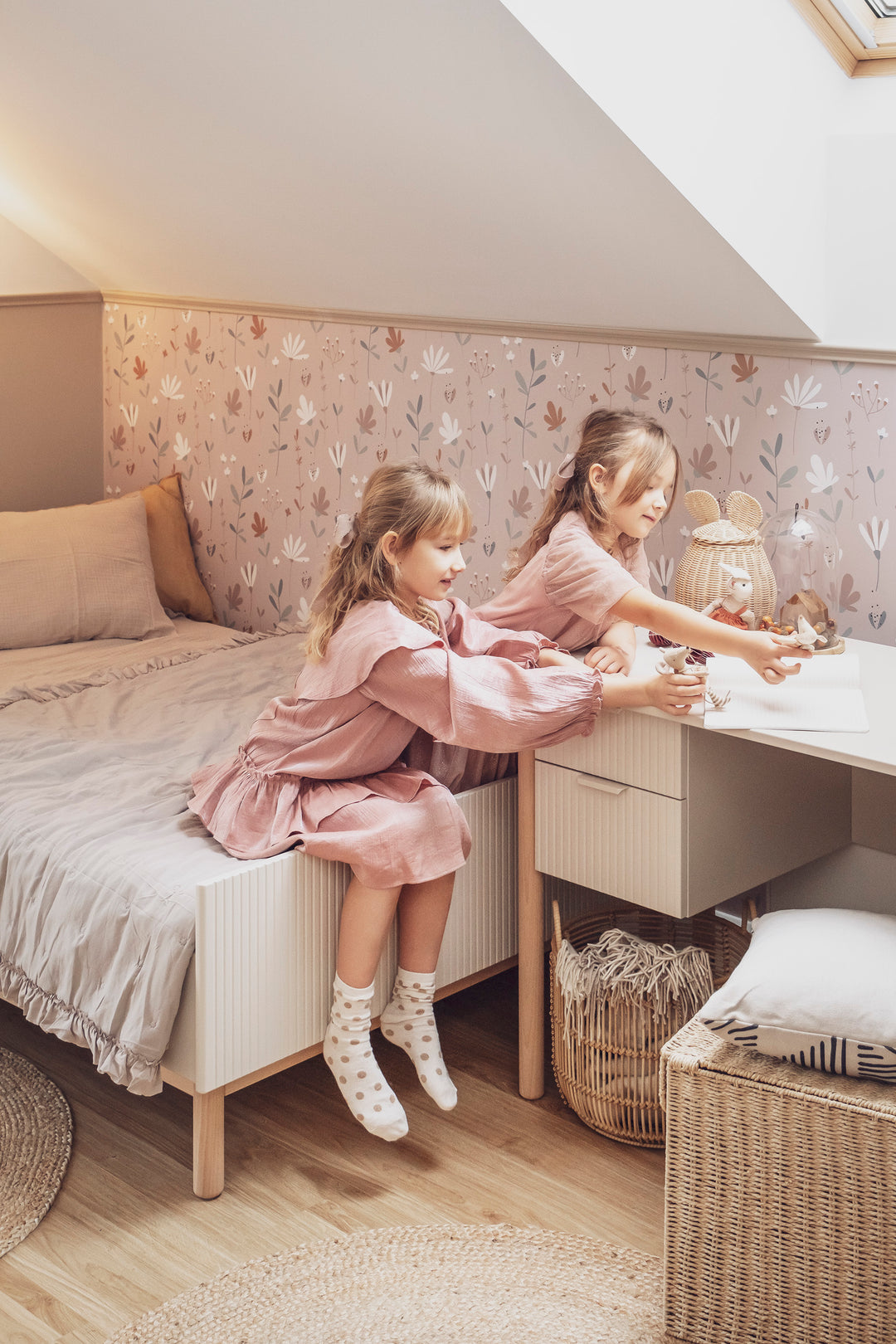 Champagne Pinio Miloo kinderbed 90x200 cm met verstelbare lattenbodem en houten poten