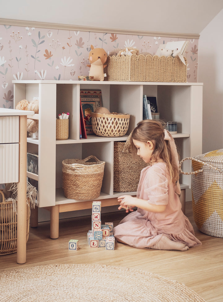 Champagne lage Pinio Miloo boekenkast met asymmetrische schappen en houten poten