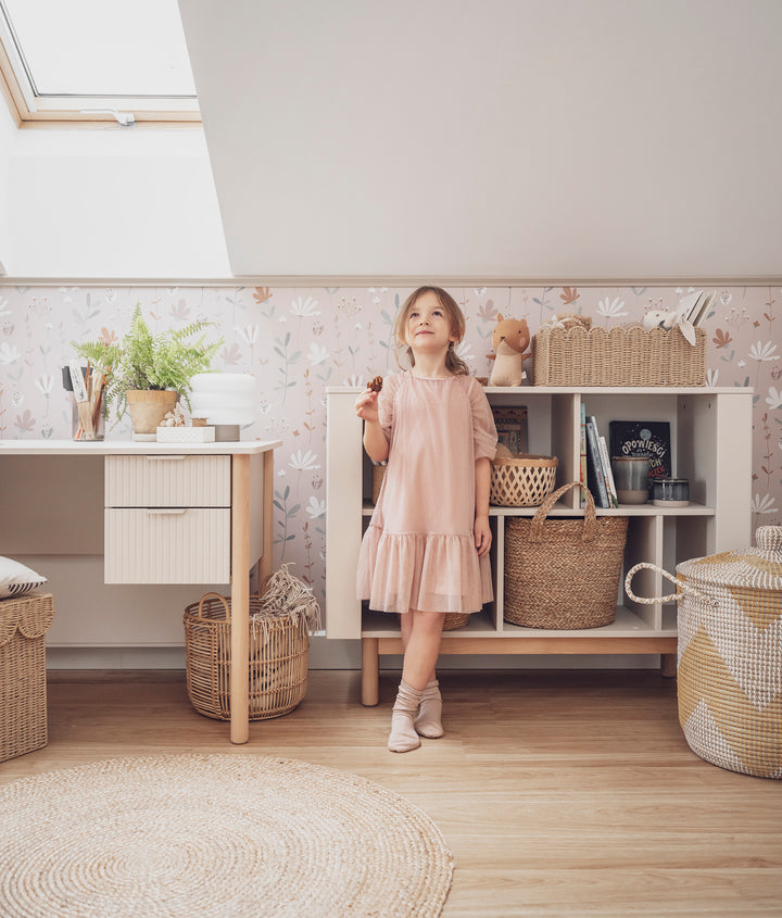 Champagne lage Pinio Miloo boekenkast met asymmetrische schappen en houten poten