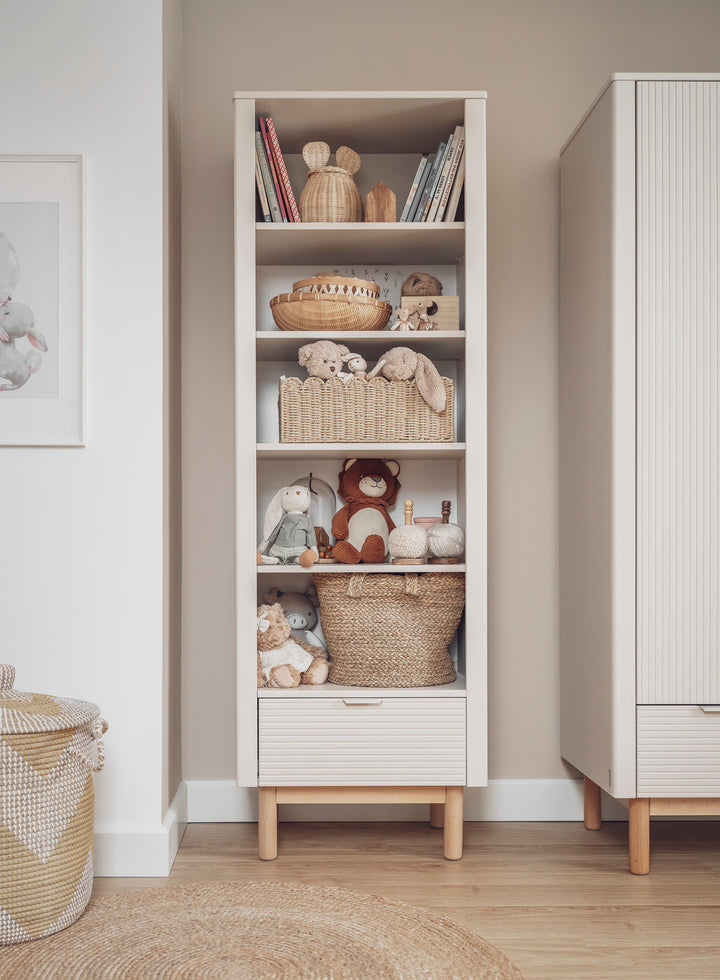 Champagne hoge Pinio Miloo boekenkast met houten poten en geribbelde fronten