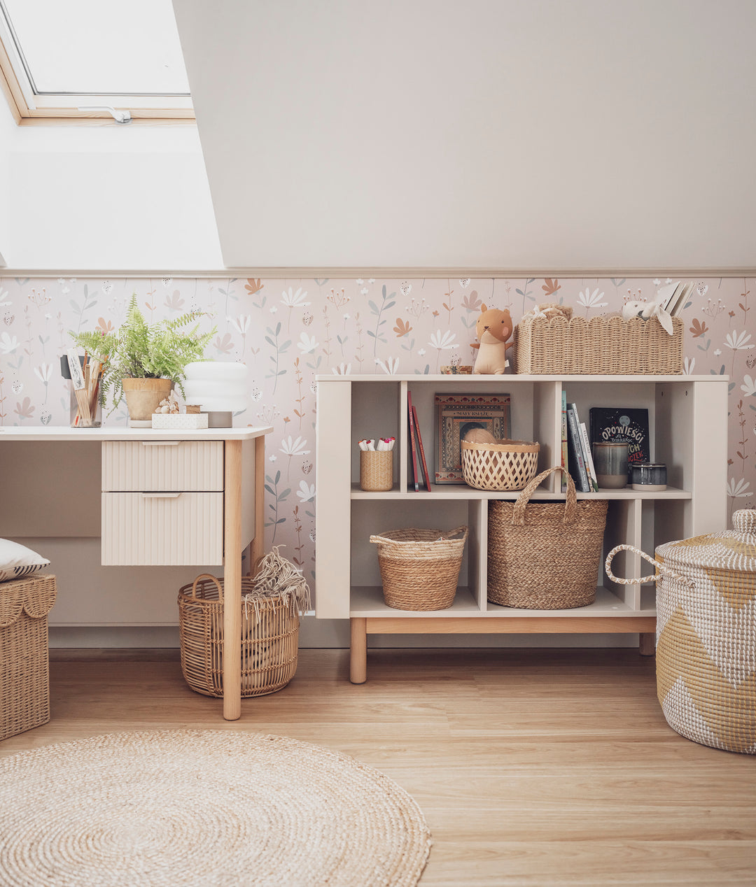 Champagne lage Pinio Miloo boekenkast met asymmetrische schappen en houten poten