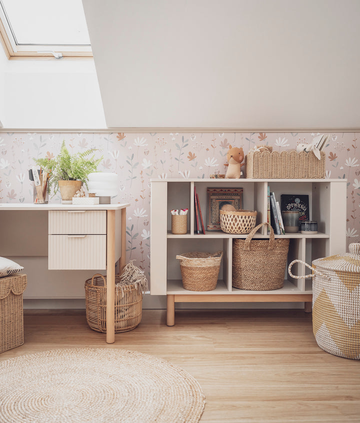 Champagne lage Pinio Miloo boekenkast met asymmetrische schappen en houten poten