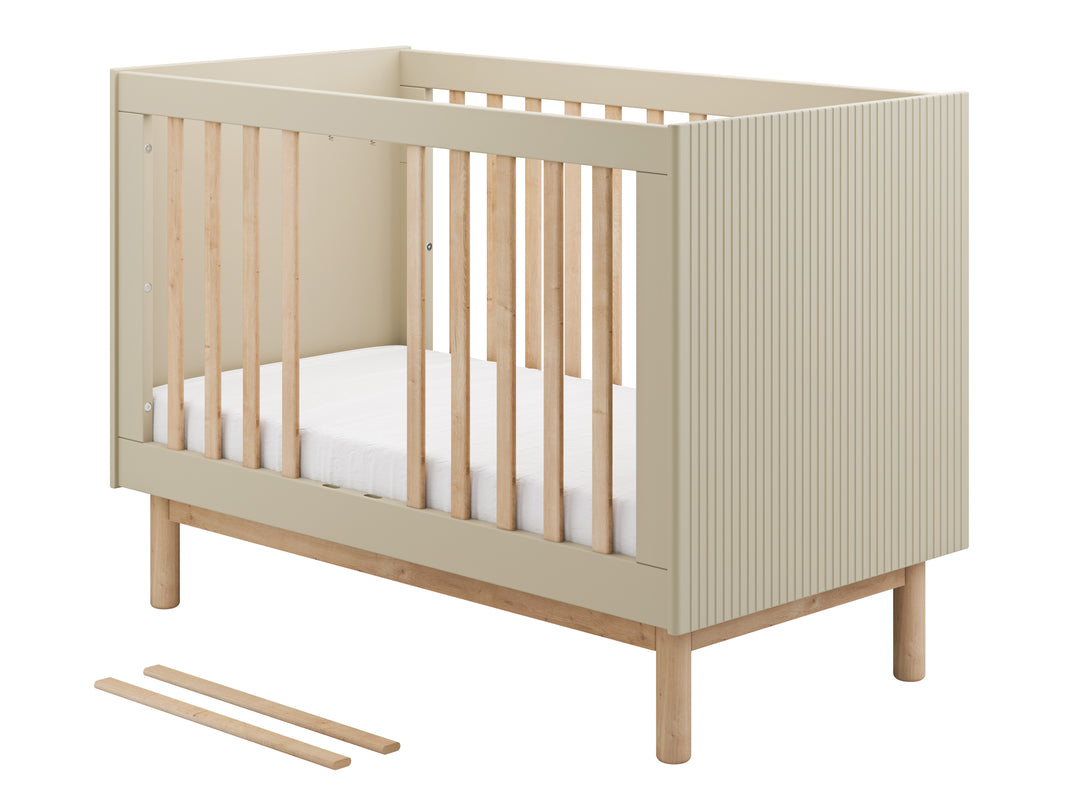 Champagne Pinio Miloo babybed met afneembare zijde en geribbelde panelen