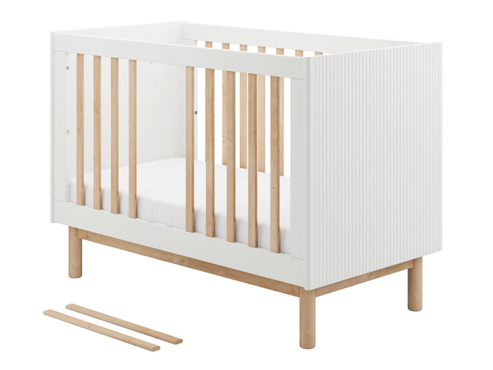 Wit Pinio Miloo babybed met afneembare zijde en geribbelde panelen