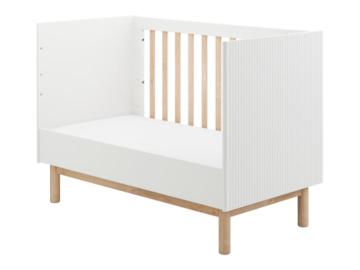 Wit Pinio Miloo babybed met afneembare zijde en geribbelde panelen