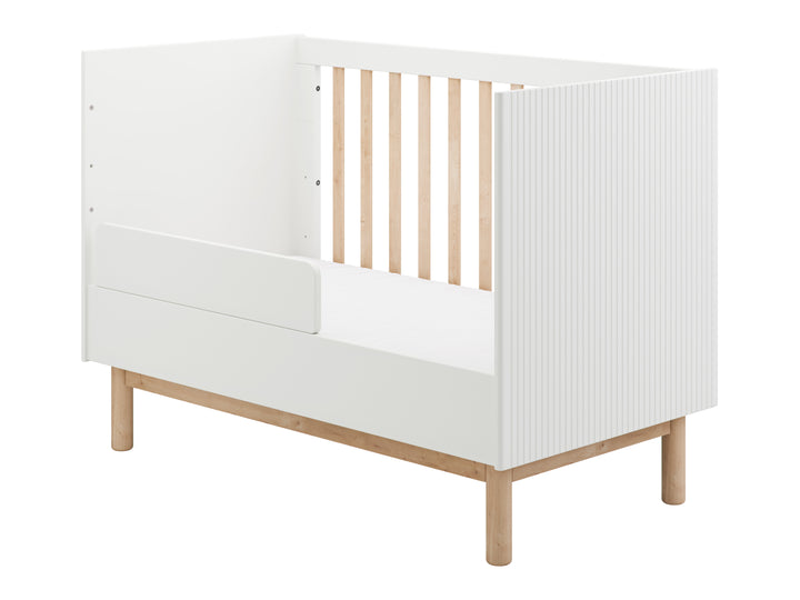 Wit Pinio Miloo babybed met afneembare zijde en geribbelde panelen