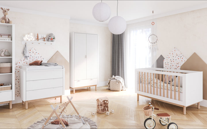 Wit Pinio Miloo babybed met afneembare zijde en geribbelde panelen
