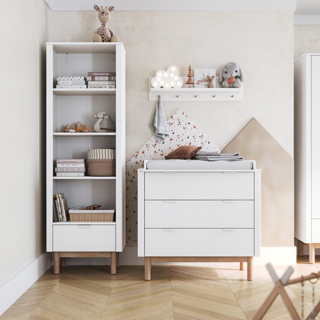 Witte Pinio Miloo commode met 3 lades en houten poten