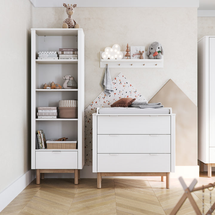 Witte Pinio Miloo commode met 3 lades en houten poten