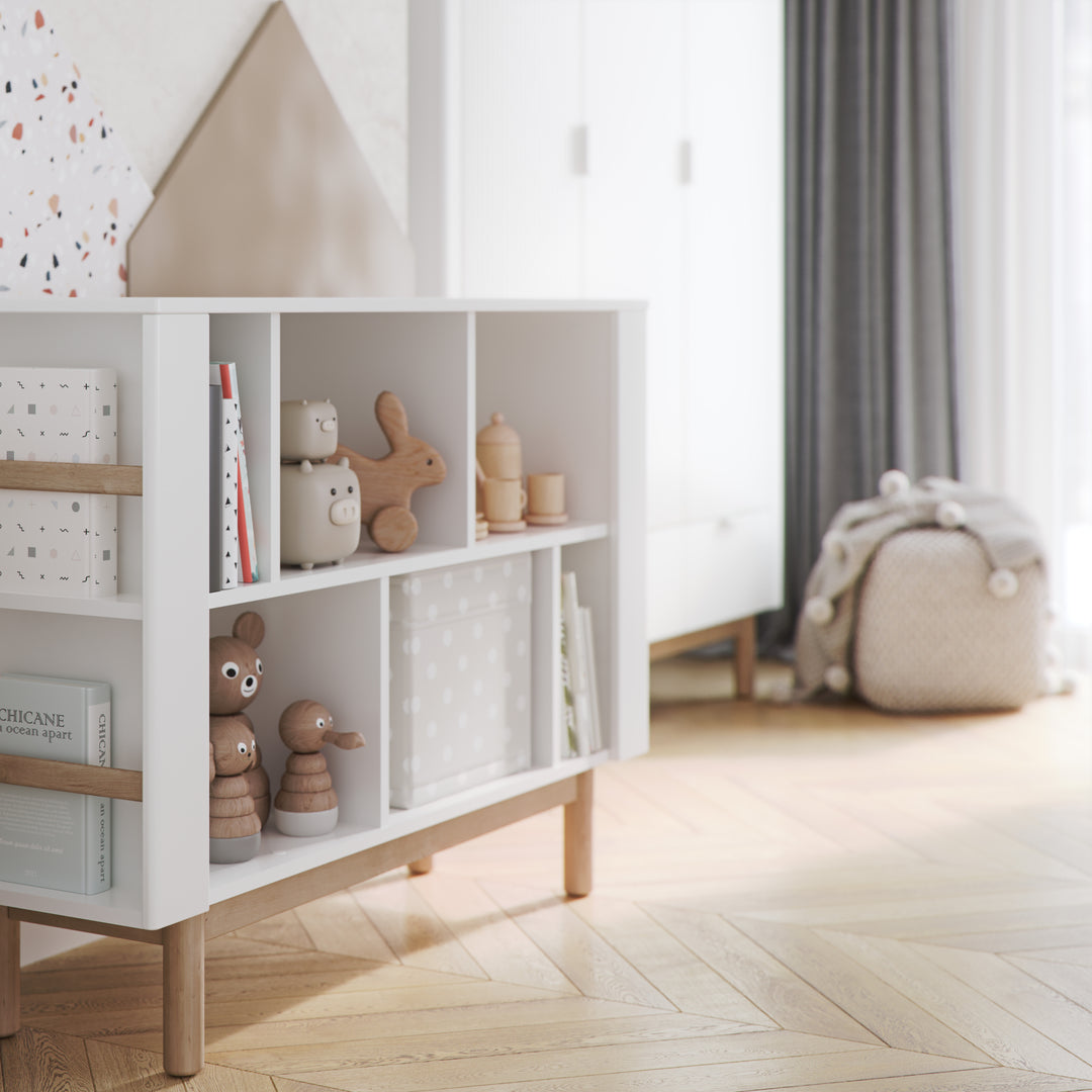 Witte lage Pinio Miloo boekenkast met asymmetrische schappen en houten poten