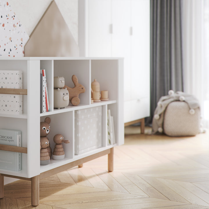 Witte lage Pinio Miloo boekenkast met asymmetrische schappen en houten poten
