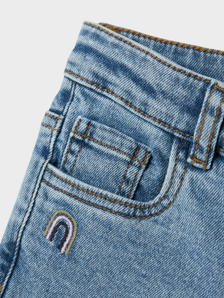 Denimblauwe mom fit jeans van Name It met regenboogborduursel en verstelbare taille