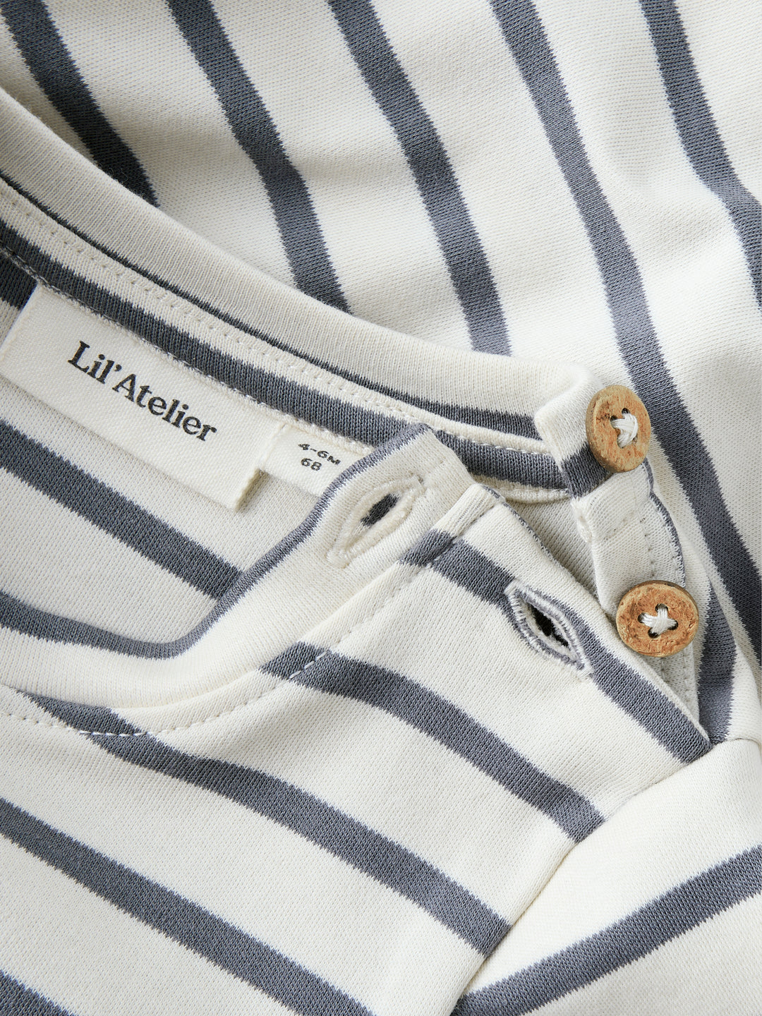 Lil Atelier gestreept jersey T-shirt met knoopjes in Turtledove