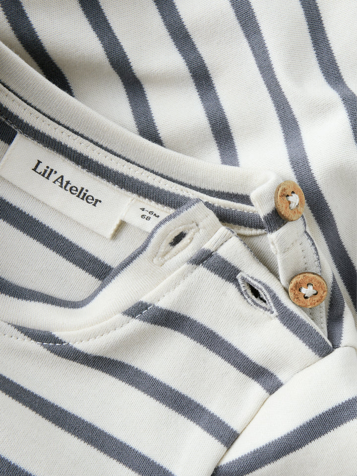 Lil Atelier gestreept jersey T-shirt met knoopjes in Turtledove