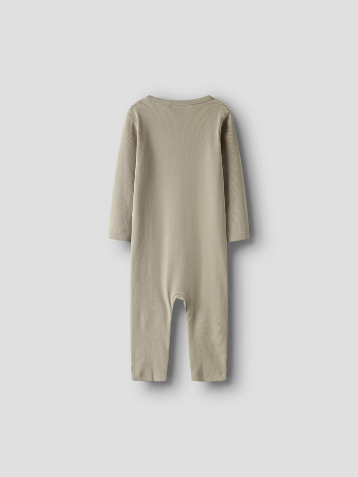 Beige ribtricot kruippakje van biologisch katoen met lange mouwen van Name It