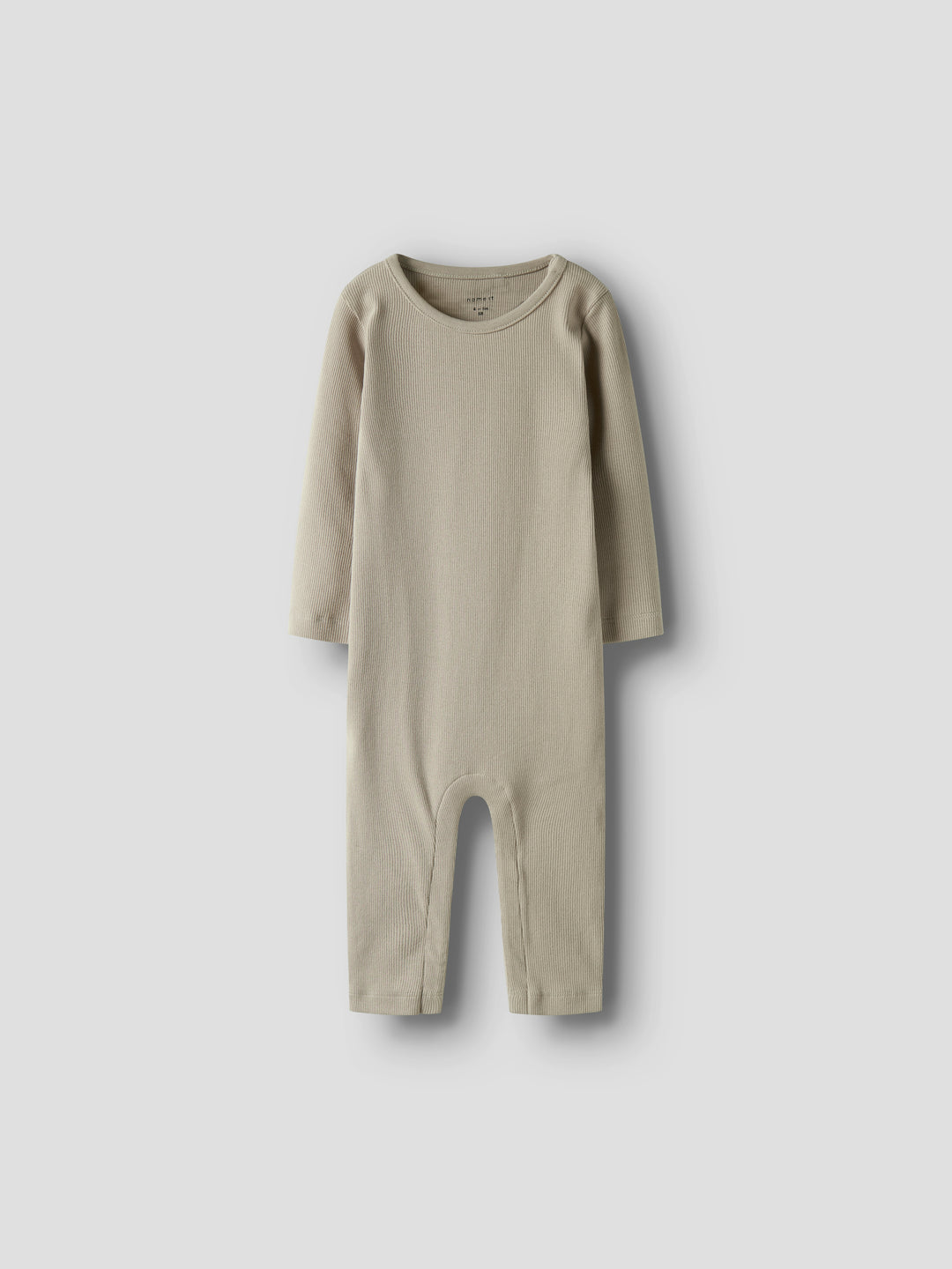 Beige ribtricot kruippakje van biologisch katoen met lange mouwen van Name It