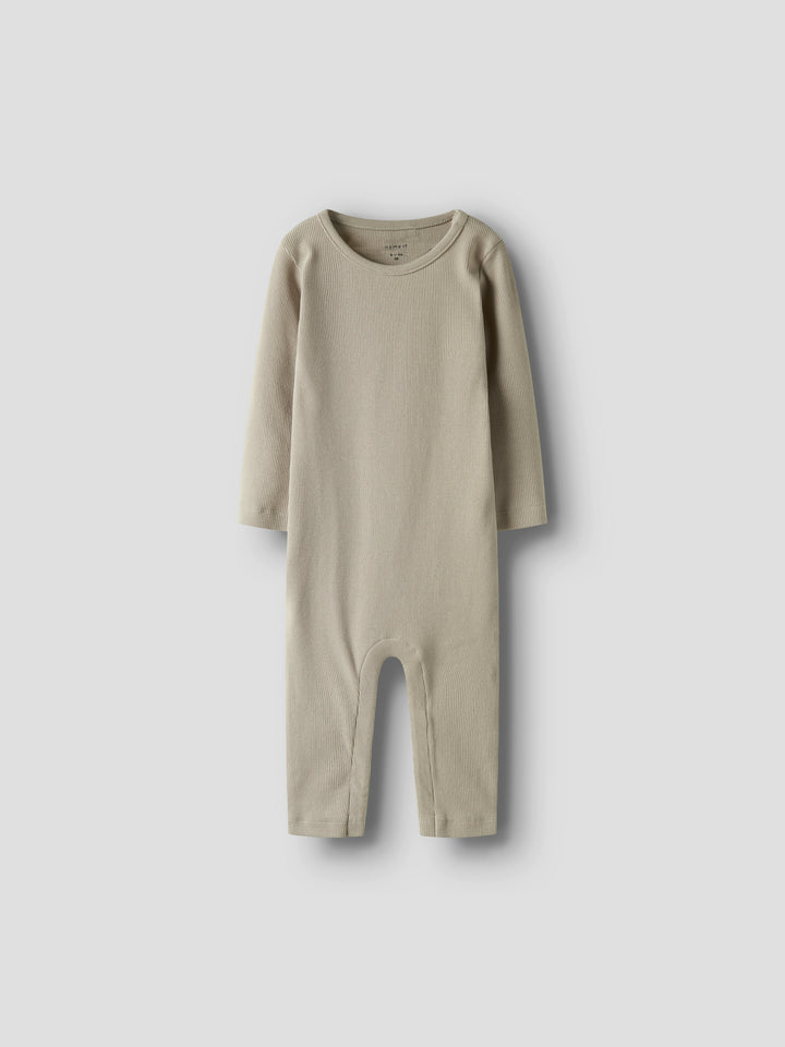 Beige ribtricot kruippakje van biologisch katoen met lange mouwen van Name It
