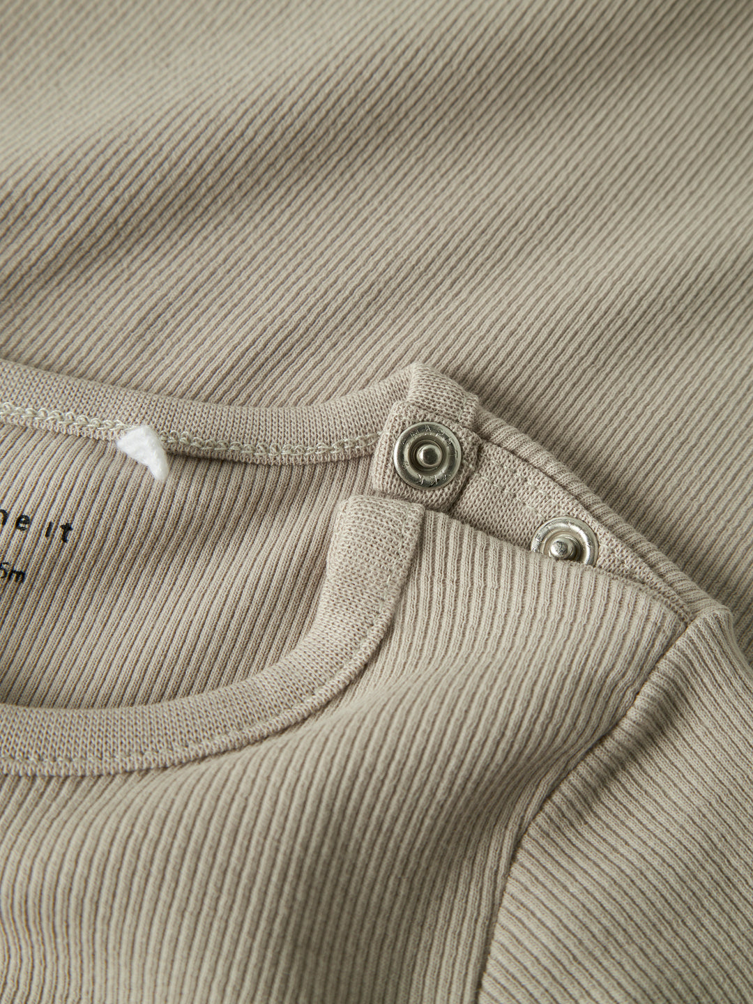 Beige ribtricot kruippakje van biologisch katoen met lange mouwen van Name It
