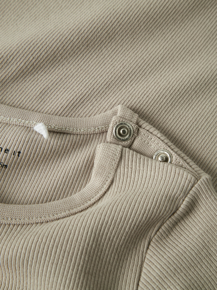 Beige ribtricot kruippakje van biologisch katoen met lange mouwen van Name It