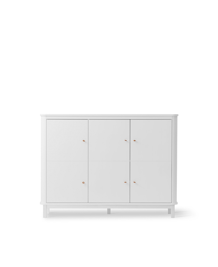 Oliver Furniture Wood Multi Cupboard in wit met drie deuren, uitgerust met smalle en brede planken en geïntegreerde haken.
